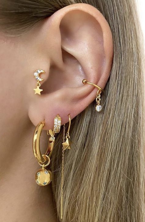 Multiple Earings Piercings, Multiple Piercings Earrings, Different Ear Piercings, Pretty Ear Piercings, Multiple Earrings, Cute Ear Piercings, Stacked Earrings, Earrings Inspiration, Bridal Gold Jewellery