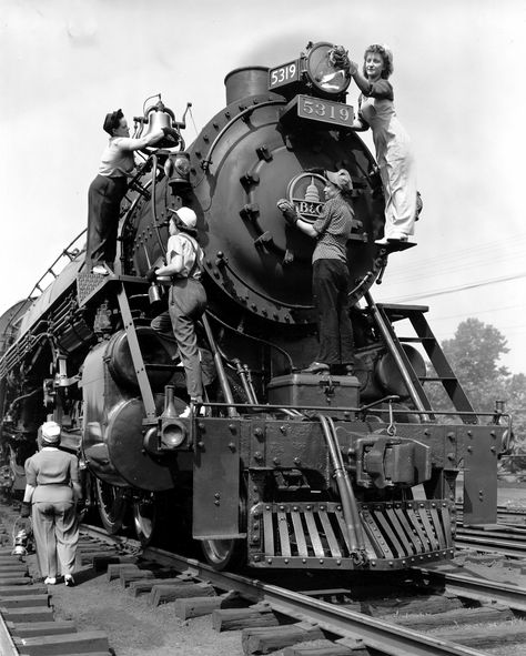 Railroad Wife, Road Workers, Chessie System, Baltimore And Ohio Railroad, Railroad History, Southern Pacific, Pennsylvania Railroad, Railway Museum, Train Art