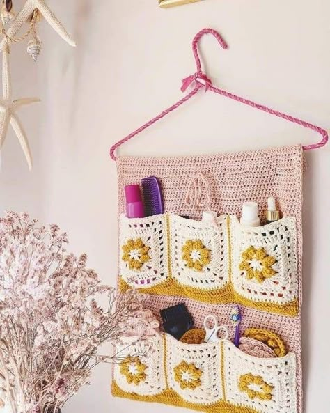 Simpul Makrame, Crochet Organizer, Crochet Wall Art, Crochet Storage, Crochet Wall Hangings, Kawaii Crochet, Crochet Decoration, Fun Crochet Projects, Chale Crochet