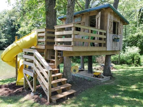 Another one of our amazing customer builds! This is an example of a model for one of our 4 tree treehouses! Not sure if you see a model that works for you on our website? Contact us today, and we can help you map out your dream treehouse! Tree House Playground, Backyard Fort, Backyard Kids Play Area, Play Area Backyard, Building A Treehouse, Tree House Plans, Tree Fort, Tree House Diy, Tree House Kids