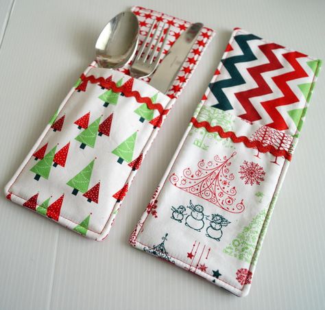 Have your dress your spoons, forks, and knives to the nines with this Cutlery Pockets Sewing Pattern. No matter what special occasion you are preparing for, easy sewing projects like this make creating sewn kitchen crafts easy, breezy, and fun. Syprosjekter For Nybegynnere, Sew Ins, Costura Diy, Beginner Sewing Projects Easy, Creation Couture, Christmas Sewing, Sewing Projects For Beginners, Easy Sewing Projects, Diy Couture