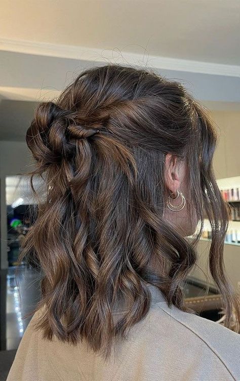 Wavy Hairstyles Bridesmaid, Cute Hairstyles For Medium Hair For Hoco, Homecoming Hair Short Length, Bridesmaid With Short Hair, Hair Styles For Hoco Short Hair, Formal Braided Hairstyles For Short Hair, Hairstyles For Short Hair For Hoco, Hairstyles For Medium Length Hair Homecoming, Messy Bridesmaid Hair Half Up