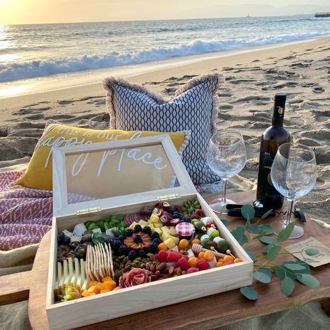 Beach, beach vibes, wine, wine glass, cheeseboard, cheese lovers, beach picnic, picnic, relaxing, sunset Beach Wine Picnic, Travel Charcuterie Box Ideas, Brunch At The Beach, Charcuterie Picnic Basket, Charcuterie Picnic Ideas, Diy Beach Picnic, Travel Charcuterie, Picnic Basket Ideas, Beach Picnic Food