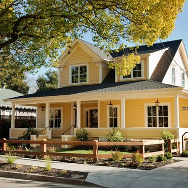 Yellow House, gray roof Farmhouse Exterior Paint Colors, Yellow House Exterior, Farmhouse Exterior Design, Black Roof, Pintura Exterior, Urban Farmhouse, Farmhouse Traditional, Yellow House, Exterior Paint Colors For House