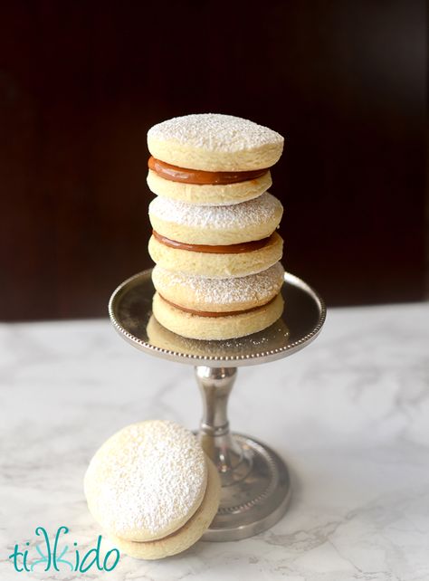 Alfajores Dulce de Leche Cookie Recipe | Tikkido.com Tres Leches Cookies, Sandwich Cookies Filling, American Cookies, Salted Caramel Cake, Caramel Filling, I Am Baker, American Desserts, Caramel Recipes, Christmas Food Desserts