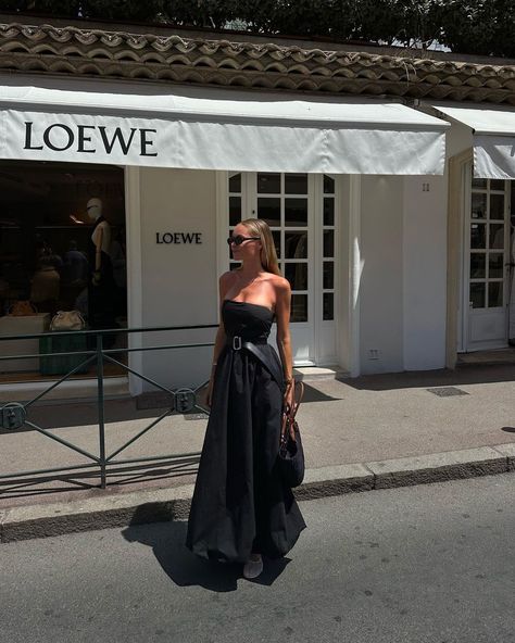 Claire Rose Cliteur | back here | Instagram Casual Maxi Dress Outfit, How To Style A Maxi Dress, Claire Rose Cliteur, Paris Ootd, Parisian Outfit, Claire Rose, Maxi Skirt Outfit, Money Dress, Black Tube Top