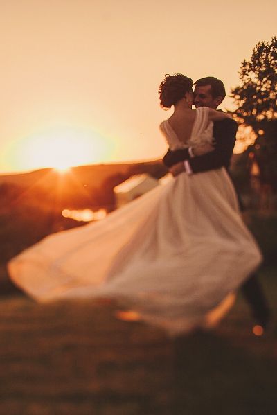 30 Beautiful Ideas Fall Wedding Photos | Wedding Forward Wedding Photos Outdoor, Fall Wedding Pictures, Wedding Picture Ideas, Sunrise Wedding, Wedding Fotos, Sunset Wedding Photos, Fall Wedding Photography, Fall Wedding Photos, Wedding Portrait Poses