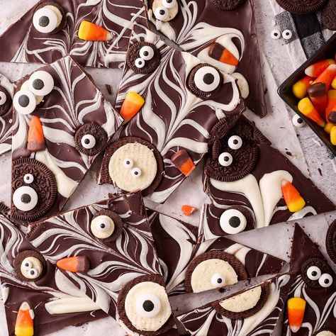 Halloween Witch Hat Cookies - Princess Pinky Girl Halloween Candy Bark, Halloween Bark, Pumpkin Delight, Princess Pinky Girl, Pinky Girl, Apple Dump Cakes, Candy Bark, Poke Cake Recipes, Doughnut Cake