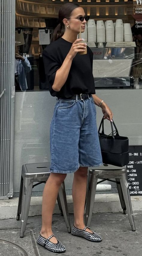 Long Black Shorts Outfit, Denim Jorts Outfit, Dark Blue Jean Shorts Outfit, Black Jorts Outfit Women’s, Outfits Con Bermudas, Summer 2024 Outfits Trends, Summer Street Style 2024, Bermuda Jeans Outfit, Spring Outfits Shorts