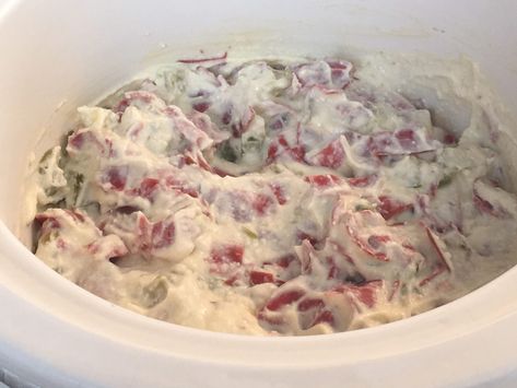 Crockpot Creamy Chipped Beef Dip - Taste and Review Chip Beef Gravy, Beef Crock Pot, Chipped Beef Dip, Cheese Dip Crock Pot, Bagel Dip, Creamed Chipped Beef, Beef Appetizers, Beef Dip, Dried Beef