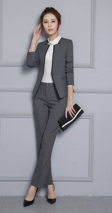 Office Uniform For Women, Shirt With Blazer, Chic Work Outfit, Estilo Tomboy, Classy Skirts, Look Office, Ladies Blouse Designs, Stylish Work Attire, Office Outfits Women