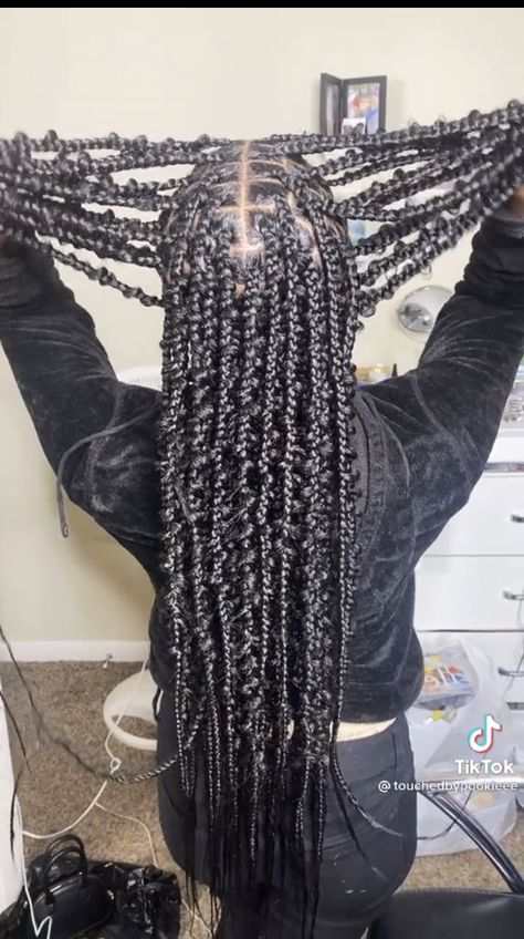 Knotless Butterfly Braids, Wigs Hairstyle, Butterfly Braids, Medium Knotless, Braids Styling, Natural Braided Hairstyles, Braided Cornrow Hairstyles, Braided Wigs, Jumbo Braids