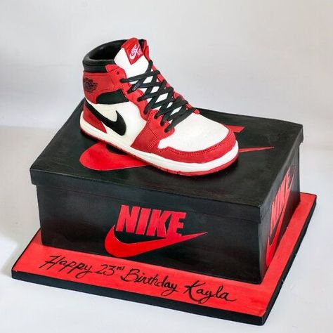 Diy Cakes For Men, Jordan 1 Cake, 16th Birthday Cake Boy, Sneaker Ball Cake, Sneaker Cake Ideas, Nike Birthday Cake, 18th Birthday Cake Boys, Boys 18th Birthday Cake, Nike Cake