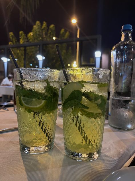 Drinks Summer Aesthetic, Virgin Mojito Aesthetic, Patio Drinks Aesthetic, Mojito Aesthetic Night, Restaurant Drinks Aesthetic, Lemon Drink Aesthetic, Drink Aesthetic Recipe, Mojitos Aesthetic, Fancy Drinks Alcohol