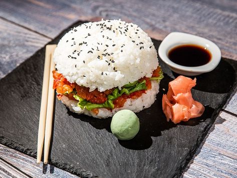 How about a cross between burger and sushi? This is what you get when you use sushi rice patties as burger buns and hot salmon instead of red meat. Complete this with creamy avocado and fresh lettuce. Try it, we promise you won’t regret it. Burger With Avocado, Rice Patties, Rice Burger, Rice Menu, Sashimi Recipe, Sushi Burger, Crispy Chicken Burgers, Seafood Sushi, Vegetable Crisps