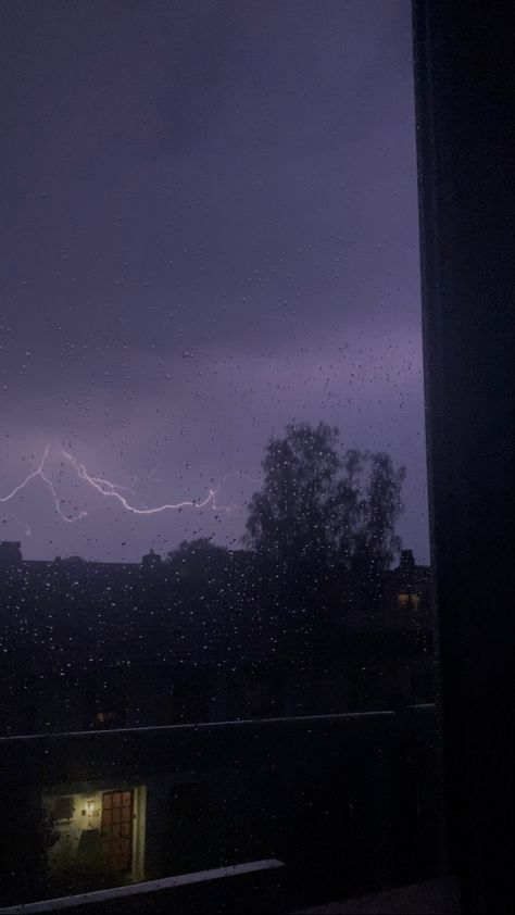 Rainy Window Aesthetic Night, Dark Window Aesthetic, Rain Astethic, Aesthetic Window, Rainy Window, Sky Car, Dark Windows, Dark Cottagecore, Rainy Night