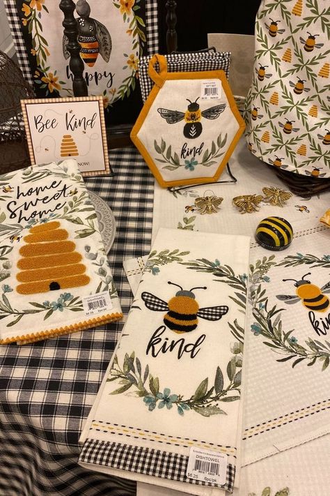 Bee Kitchen Theme, Bee Napkin Rings, Table Runners And Placemats, Honey Bee Home, Bee Kitchen, Bee Napkins, Bee Printables, Kitchen Queen, Honey Bee Decor