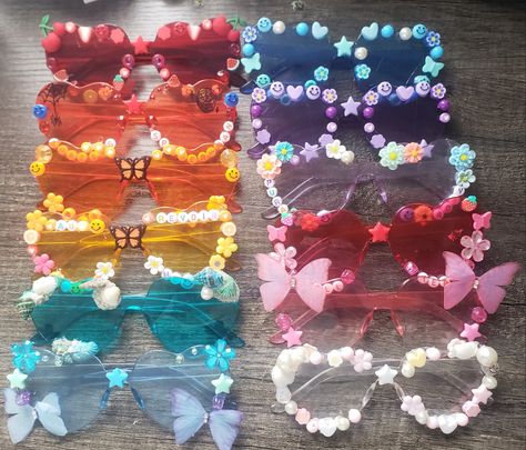 Beaded Sunglasses Heart, Decorate Glasses Eye, Decorated Sunglasses Aesthetic, Heart Sunglasses Beads, Decorating Heart Sunglasses, Heart Glasses Decorated, Sunglass Decorating Craft, Heart Sunglasses Decorated, Decorating Sunglasses Ideas