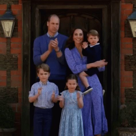 Clap For Carers Nhs GIF - ClapForCarers Nhs PrinceGeorge - Discover & Share GIFs Kate Middleton Style Dresses, Kate Middleton Kids, William Kate Wedding, Prince Harry Wedding, Prinz George, Herzogin Von Cambridge, Prince William Et Kate, William E Kate, Princesa Charlotte