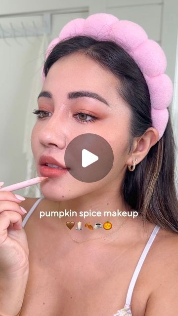 easy pumpkin spice makeup tutorial Pumpkin Spice Makeup Look, Hyper Feminine Makeup, Orange Makeup Aesthetic, Pumpkin Spice Makeup, Aesthetic Makeup Tutorial, Fall Makeup Trend, Fall Date Night, Fall Dates, Easy Pumpkin