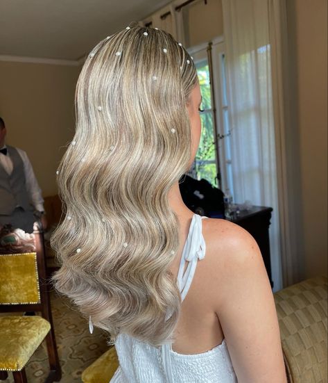 Hair with pearls. Hollywood waves with pearls Bride Hair Down, Blonde Wedding Hair, Wedding Hair Trends, Bridal Hair Down, Blonde Bride, Romantic Wedding Hair, Prom Hair Down, Wedding Hairstyles Bride, Long Hair Wedding Styles