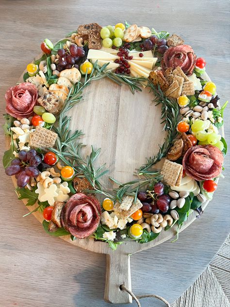 Green Christmas Charcuterie Board, Christmas Wreath Cheese Board, Charchuttere Christmas Tree, Wreath Charcuterie Board Ideas, Christmas Cuterie Board Ideas, Christmas Graze Board Ideas, Charcuterie Inspiration Christmas, Christmas Charcuterie Box Ideas, Christmas Theme Charcuterie Board