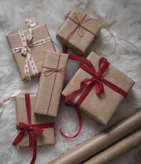 Christmas Gift Wrapping Diy, Elegant Gift Wrapping, Wrapping Inspiration, Christmas Gift Packaging, Gift Wrapping Inspiration, Gifts Wrapping Diy, Gift Inspo, Diy Gift Wrapping, Christmas Inspo