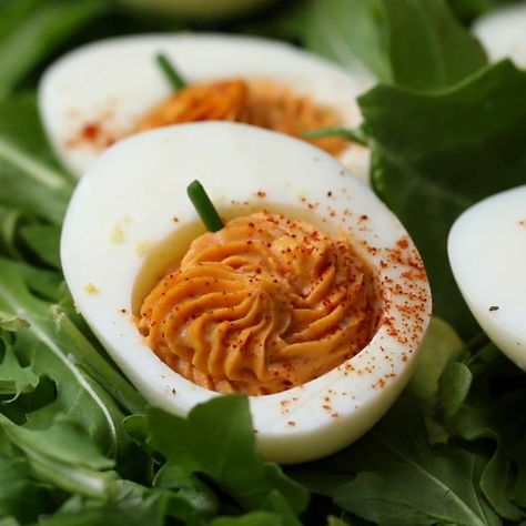 These Halloween pumpkin deviled eggs are cute and festive, and they'll be the talk of your Halloween party. They're creamy and tangy, with a chive stem to tie it all together. Tp Party, Halloween Bento, Pumpkin Deviled Eggs, Halloween Apps, Halloween Deviled Eggs, Halloween Appetizers Easy, Devilled Eggs, Avocado Deviled Eggs, Spooky Food