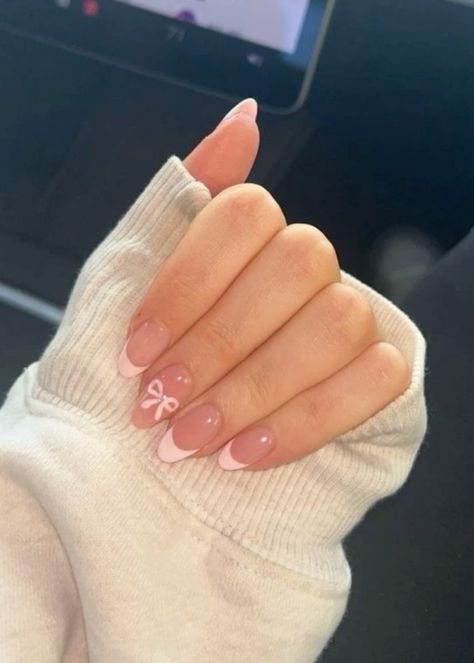 Nail Round Design, Cute Nail Ideas For November, White Nails With Designs Easy, Cute Summer Nails Short Teen, Pink Nails With One Finger Design, Nail Ideas Basic Colors, Super Cute Nail Ideas, Cute Nails For High School, Simple Nails Not Acrylic