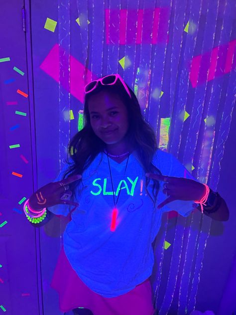 Cute Glow In The Dark Outfits, Outfits For A Neon Party, Uv Light Party Outfit, Glow In The Dark T Shirt Ideas Diy, Neon Shirts Diy, Glow In The Dark Dance Outfit, Diy Neon Shirt Ideas, Glow Party Ideas Outfits, Glowwave Outfits