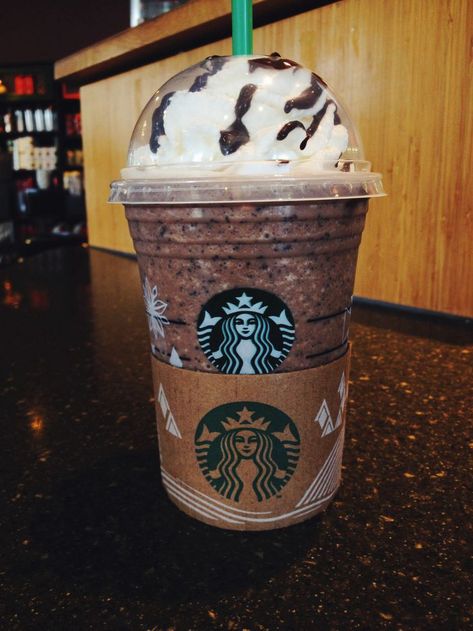 The Perfect Starbucks Drink To Fit Your Every Mood Double Chocolate Chip Frappe, Frappe Starbucks, Starbucks Drawing, Chocolate Chip Frappe, Cotton Candy Frappuccino, Green Tea Lemonade, Iced Green Tea, Kale Smoothie, Starbucks Drink