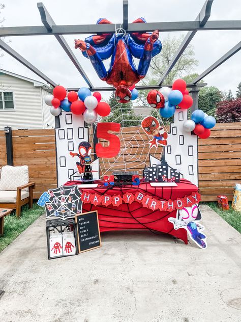 Spider Man Cake Table, Spidey And His Amazing Friends Birthday Backdrop, Spider Man Birthday Party Decor, Diy Spider Man Party Ideas, Spider Man And Amazing Friends Party, Spider Man Birthday Backdrop, Spiderman Picnic Party, Spiderman Birthday Party Outdoor, Spiderman Park Birthday Party