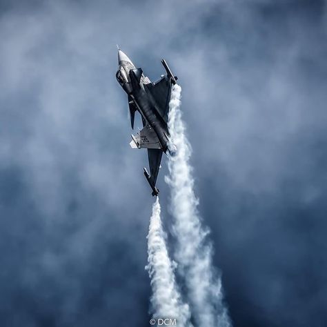 Maverick 737 (@maverick7372345) • SAAB Gripen climbs to the sky. Swedish Gripen solo display in Fairford - Royal International Air Tattoo 2019 - SAAB JAS 39. Jas 39 Gripen Wallpapers, Saab Gripen, Saab Jas 39 Gripen, Jas 39 Gripen, Air Tattoo, Plane And Pilot, Fighter Planes, Pilots, Military Vehicles