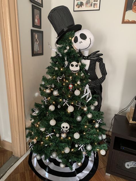 My version of The Nightmare Before Christmas  Tree! Black Christmas Tree Decorations, Nightmare Before Christmas Tree, Black Christmas Decorations, Halloween Christmas Tree, Nightmare Before Christmas Ornaments, Dekorasi Halloween, Nightmare Before Christmas Decorations, Top 10 Christmas Gifts, Christmas Gifts To Make