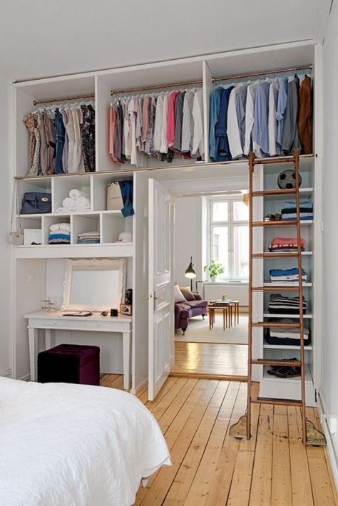 Bedroom Overhead Storage, Small Home Living, English Apartment, Små Rum Lidt Plads, Design Ložnic, Diy Bedroom Storage, Small Apartment Bedrooms, Hiasan Bilik Tidur, Clothing Racks