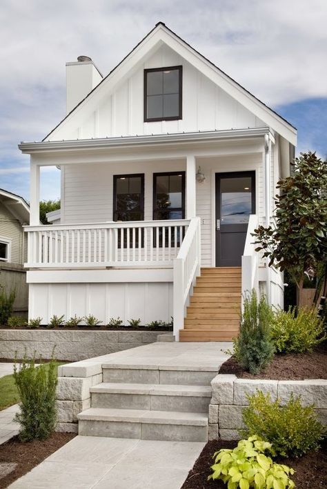 American Farmhouse Exterior, Farmhouse Exterior Design, Small Cottage Homes, American Farmhouse, Cottage Exterior, Modern Farmhouse Exterior, White Cottage, Modern Cottage, Beach Cottage Style