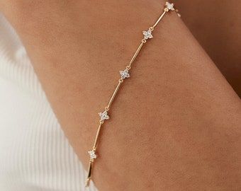 Gold Bracelet Simple, Bracelet Layering, Cluster Bracelet, Diamond Bracelet Design, Clover Bracelet, Cluster Bracelets, Bracelet Diamond, Lifestyle Women, Gold Armband