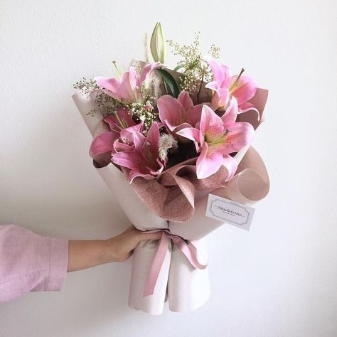 Lillies Flowers Bouquet Aesthetic, Flower Bouquet With Lillies, Artificial Flowers Bouquet Wrapping, Convocation Flower Bouquet, Ramo Aesthetic, Lily Bouquet Aesthetic, Lilly Bouquet Wedding, Lilly Flower Arrangements, Stargazer Bouquet