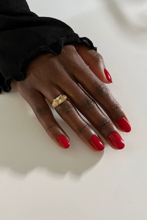 Here for the tips 💅 [📸 lemanoir] Short Red Nails, Red Gel Nails, Red Manicure, Gel Nails At Home, Winter Nails Acrylic, Christmas Gel Nails, Work Nails, Red Nail Designs, Christmas Nails Acrylic