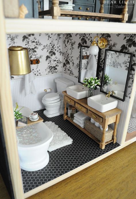 Dollhouse In Bedroom, Dolls House Bathroom Ideas, Dolls House Decorating Ideas, Doll House Interior Design, Miniature Bathroom Diy, Diy Dollhouse Decorating Ideas, Miniature Doll House Diy, Miniature Dollhouse Ideas, Doll Houses Ideas