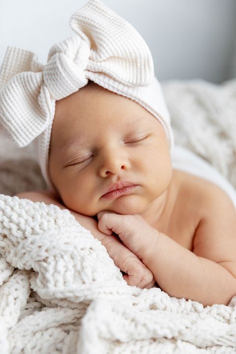 Newborn Baby Girl Photoshooting Ideas At Home, Poses With Newborn Baby, Newborn Baby Photo Shoot Ideas At Home, Newborn Photo Poses At Home, One Week Newborn Photo Ideas, Simple In Home Newborn Photos, Baby Girl Newborn Photoshooting, Newborn Tutu Pictures, June Newborn Pictures