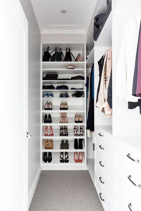 Long Narrow Closet, Small Walkin Closet, Small Walk In Wardrobe, Narrow Closet Design, Inspiration Dressing, Small Closet Design, Walk In Wardrobe Design, Narrow Closet, Closet Planning