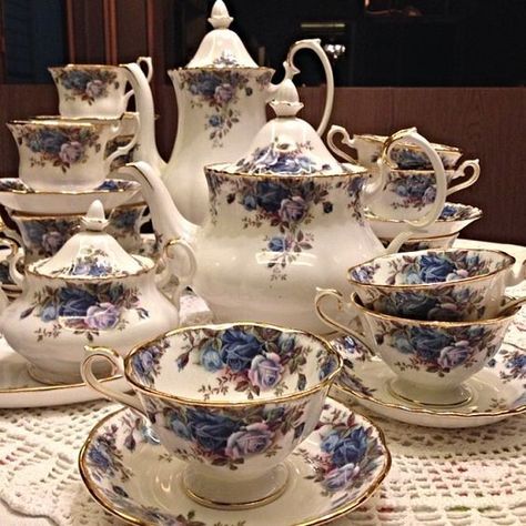 Teko Teh, طقم شاي, English Tea Set, Tea Cup Design, Desain Pantry, Smart Tiles, Blue Dishes, Antique Dishes, Tea Sets Vintage