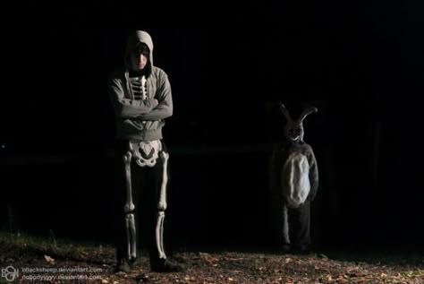 Frank the bunny from Donnie Darko Donnie Darko Costume, Frank The Bunny, Model Costume, Best Cosplay Ever, Papa Smurf, Cry Of Fear, Donnie Darko, Movie Shots, Jake Gyllenhaal