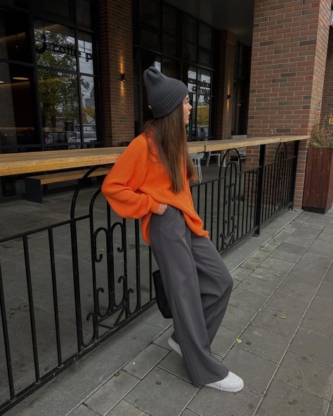 Outfits With Orange Sweater, Orange Grey Outfit, Creative Winter Outfits, Orange Sweater Outfit Fall Looks, Orange Sweatshirt Outfit, Orange Casual Outfit, Winter Street Style 2023, Orange Sweater Outfit, Female Street Style