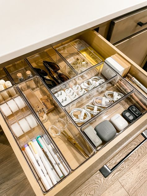 Junk Drawer Organizing, Room Organisation, House Organisation, Organized Desk Drawers, The Home Edit, Organization Inspiration, Home Organisation, Drawer Organizer, Home Organization Hacks