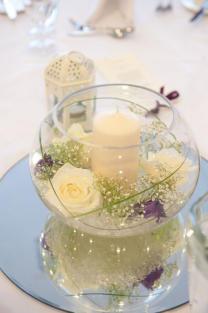 fish bowl 4 white flower , then one of each color 4 bridesmaids with candle Mirror Wedding Centerpieces, ขวดโหล Mason Jar, Flowers And Candles, Tafel Decor, Wedding Table Decorations, Wedding Table Centerpieces, Centre Pieces, Cheap Wedding, Wedding Deco