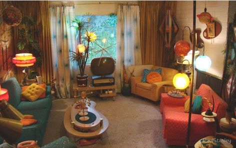 50s Living Room, 1950s Living Room, Modern Eclectic Living Room, Retro Rooms, Casa Retro, Retro Living Rooms, 70s Home Decor, Retro Room, Eclectic Living Room