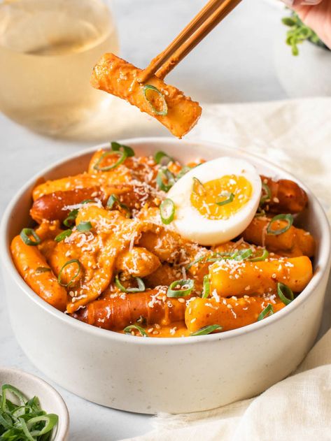 Rose Tteokbokki, Tteokbokki Recipe, Best Korean Food, Korean Rice Cake, Gochujang Sauce, Fusion Dishes, Korean Street Food, Entree Recipes, Crispy Bacon