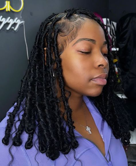 Barrel Soft Locs Styles, Soft Locs With Curls Bob, Short Butterfly Locs With Curls, Short Soft Locs With Barrel Ends, Bob Protective Styles Black Women, Soft Loc Bob With Curls, Faux Locs Small, Soft Locs With Barrel Ends, Short Soft Locs Hairstyles